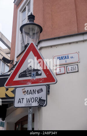 Bratislava, Slowakei - Spet. 25 2019: der Mensch am Arbeitsplatz Wegweiser in den Straßen von Bratislava, Slowakei, streetworker in der Kanalisation Warnschild Stockfoto