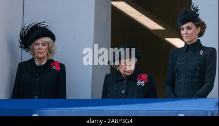 London UK 10. Nov. 2019 Erinnerung Sonntag am Ehrenmal, Whitehall, London Camilla, Herzogin von Cornwall (links) HR die Königin, und Katharina, Herzogin von Cambridge, (rechts) Credit Ian DavidsonAlamy leben Nachrichten Stockfoto