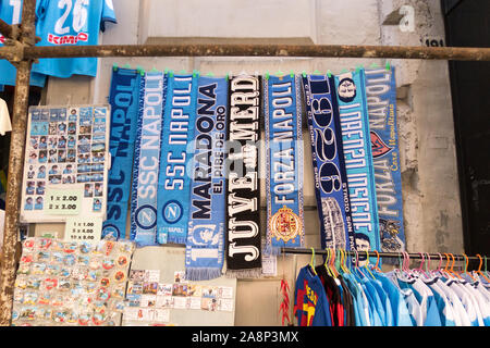 Von Napoli Fußballmannschaft Schals im Zentrum der Stadt in einem Stall verkauft Stockfoto
