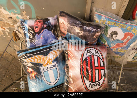 Kissen aus verschiedenen italienischen Fußball-Teams für Verkauf in einem Stall in Neapel Stockfoto