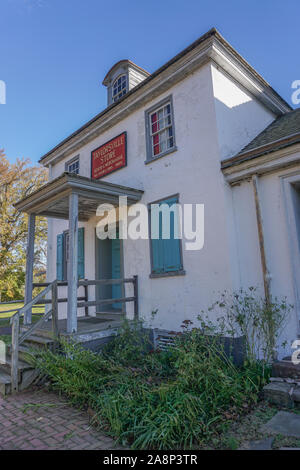 Washington Crossing, PA: Die aus dem 19. Jahrhundert Taylorsville (ursprünglicher Name von Washington Crossing) Speichern von allgemeinen Waren, auf dem Delaware River. Stockfoto