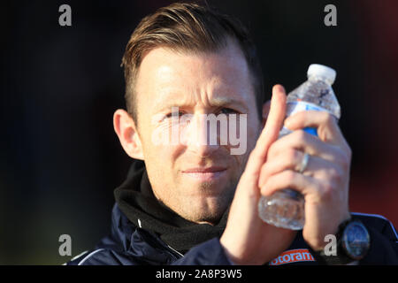 Gateshead, Großbritannien. 10. November 2019. Gateshead Manager Mike Williamson während der FA Cup Match zwischen Gateshead und Oldham Athletic an der Gateshead International Stadium, Gateshead am Sonntag, den 10. November 2019. (Credit: Mark Fletcher | MI Nachrichten) das Fotografieren dürfen nur für Zeitung und/oder Zeitschrift redaktionelle Zwecke verwendet werden, eine Lizenz für die gewerbliche Nutzung Kreditkarte erforderlich: MI Nachrichten & Sport/Alamy leben Nachrichten Stockfoto