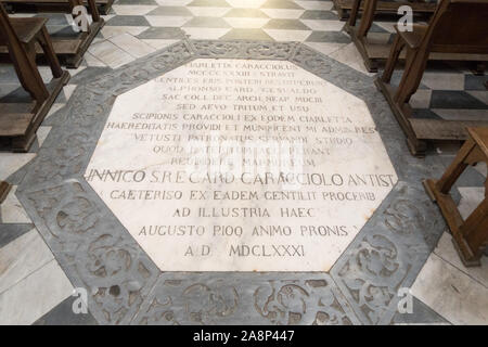 Schreiben auf dem Marmorboden in der Kathedrale von Neapel Stockfoto