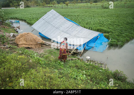 Nach Bangladesch Meteorological Department, Zyklon Bulbul Verpackung eine maximale Windgeschwindigkeit von 120 Kilometern pro Stunde (75 Km) ist auf Kurs Stockfoto