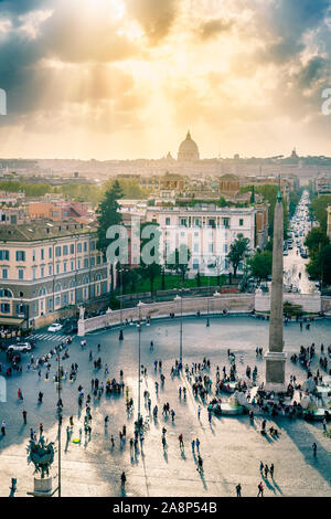 Hohe Betrachtungswinkel und der Piazza del Popolo und Umgebung unter dramatischen Himmel Stockfoto