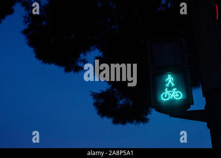 Ampel grün für Fußgänger und Radfahrer, mit der Abbildung eines Radfahrers. Nacht Hintergrund für das Konzept der Autobahn und Erlaubnis an Conti Stockfoto