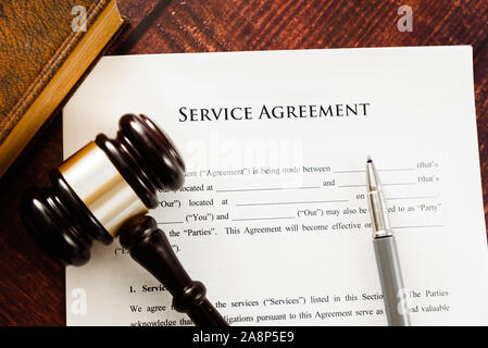 Konzept Bild eines Service Vertrags von einem Rechtsanwalt geschrieben. Stockfoto