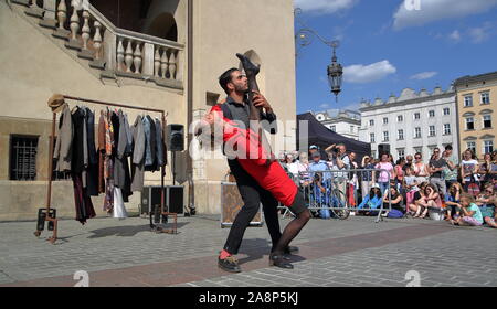 Performance mit dem Titel MANTO von Duo namens Les Malles, Straßentheater Festival Oh, was für ein Zirkus, Krakau, Polen, 4. Juli 2019 Stockfoto