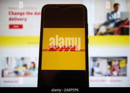 Polen. 10 Nov, 2019. In diesem Foto Illustration eine DHL-Logo wird auf einem Smartphone. Credit: Omar Marques/SOPA Images/ZUMA Draht/Alamy leben Nachrichten Stockfoto