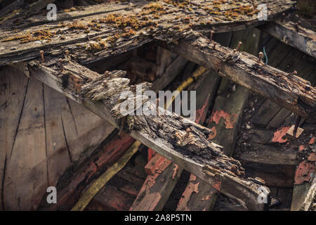 Rostige Nägel und Holz, Blick in ein verfallenes Schiffbruch, in King's Lynn, Norfolk, England, UK gesehen Stockfoto