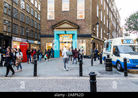 Käufer und Touristen in Neal Street, Covent Garden, London, UK Stockfoto
