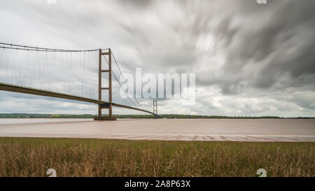 Graue Wolken über den Humber Bridge, von Barton-Upon - Humber in North Lincolnshire, England, UK gesehen Stockfoto