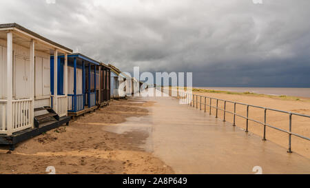 Graue Wolken über den Strand Hütten in Sandilands, Lincolnshire, England, Großbritannien Stockfoto