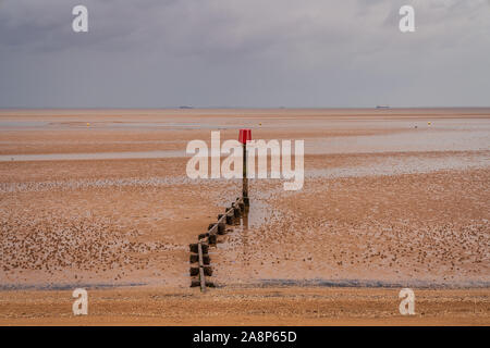 Eine groyne und graue Wolken über dem Fluss Humber, von Cleethorpes, North East Lincolnshire, England, UK gesehen Stockfoto