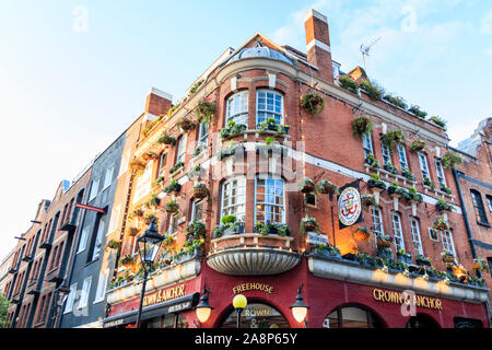 Blumenkästen und Ampeln auf der Krone und Anchor Pub an der Ecke der Neal Street und Shelton Street in Covent Garden, London, UK Stockfoto