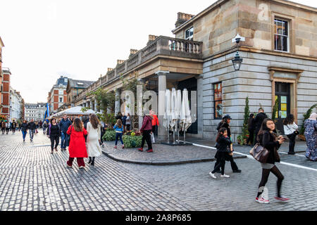 Touristen und Käufer in Covent Garden, London, UK Stockfoto