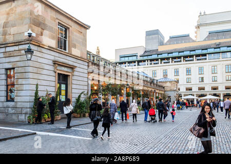 Touristen und Käufer in Covent Garden, London, UK Stockfoto