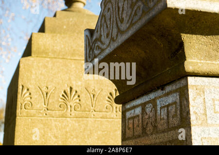 Alte Grabsteine, Architektur Details auf der sonnigen Herbst Tag des alten viktorianischen Friedhof Nekropole im Vereinigten Königreich. Religion und Tod Thema. Gla Stockfoto