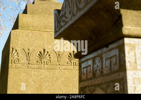 Alte Grabsteine, Architektur Details auf der sonnigen Herbst Tag des alten viktorianischen Friedhof Nekropole im Vereinigten Königreich. Religion und Tod Thema. Gla Stockfoto