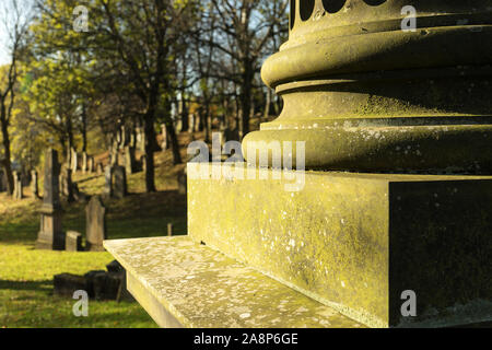 Alte Grabsteine, Architektur Details auf der sonnigen Herbst Tag des alten viktorianischen Friedhof Nekropole im Vereinigten Königreich. Religion und Tod Thema. Gla Stockfoto