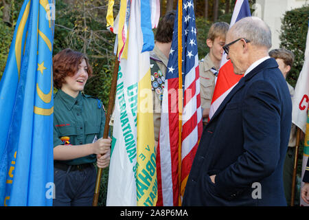 Der amerikanische Botschafter der Vereinigten Staaten in das Vereinigte Königreich Woody Johnson am Veterans Day Service bei Brookwood American Military Cemetery in Großbritannien mit Pfadfindern von Amerika, die die Color Guard gebildet Stockfoto