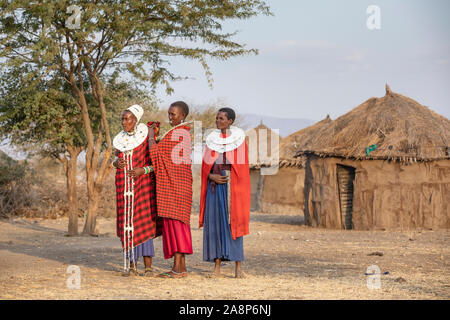 Arusha, Tansania, 7. September 2019: schöne Massai Frauen in traditioneller Kleidung, tragen volle Schmuck Stockfoto