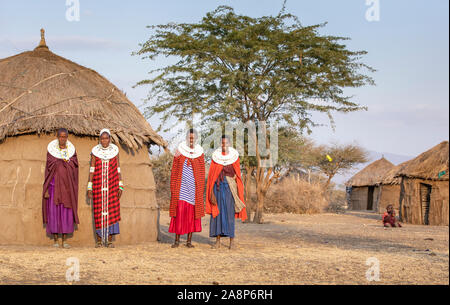 Arusha, Tansania, 7. September 2019: schöne Massai Frauen in traditioneller Kleidung, tragen volle Schmuck Stockfoto
