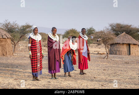 Arusha, Tansania, 7. September 2019: schöne Massai Frauen in traditioneller Kleidung, tragen volle Schmuck Stockfoto