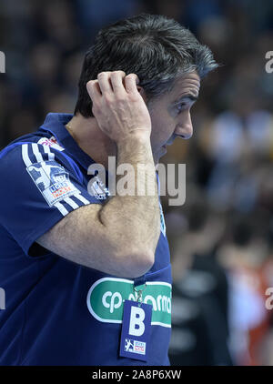 Wetzlar, Deutschland. 10 Nov, 2019. Handball: Bundesliga, HSG Wetzlar - TSV Hannover-Burgdorf, 12. Spieltag. Carlos Ortega, Trainer von Hannover-Burgdorf, erhält seinen Kopf im Spiel nach der Auslosung. Credit: Silas Stein/dpa/Alamy leben Nachrichten Stockfoto