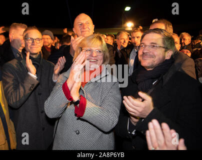 10 November 2019, Brandenburg, Potsdam: Cerstin Richter-Kotowski (CDU), Bürgermeister von Steglitz-Zehlendorf, Mike Schubert (r, SPD), Oberbürgermeister der Stadt Potsdam, Dietmar Woidke (2. von links, SPD), Ministerpräsident von Brandenburg, und Michael Müller (SPD), Regierender Bürgermeister von Berlin, auf der Glienicker Brücke begrüßen während eines Festakts zum 30-jährigen Jubiläum des Falls der Berliner Mauer. Mit einem Festakt in der Nikolaikirche und einer anschließenden Gedenken an die Glienicker Brücke, der Landtag und die Landesregierung die Öffnung der Grenze zwischen Potsdam und B Gedenken Stockfoto