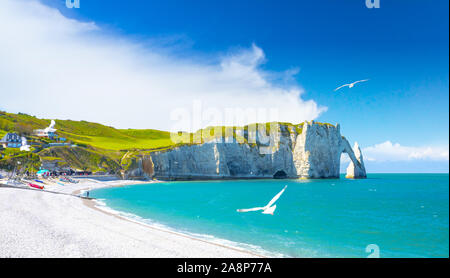 Malerische Landschaft mit Panoramablick auf den Klippen von Etretat. Natürliche fantastischen Klippen. Etretat, Normandie, Frankreich, La Manche oder Englischer Kanal. Küste des Pays de Caux, in sonnigen Sommertag. Frankreich Stockfoto