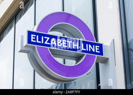 Nahaufnahme der neuen Elizabeth Line Roundel und Beschilderung an der Farringdon Station, City of London, England, Großbritannien Stockfoto