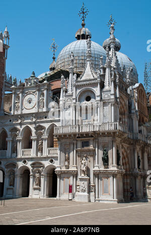 Venedig, Italien: Der Arco Foscari ist im Innenhof des Dogenpalastes (Ital.: Palazzo Ducale), San Marco Basilika hinter sich Stockfoto