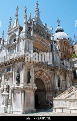 Venedig, Italien: Der Arco Foscari ist im Innenhof des Dogenpalastes (Ital.: Palazzo Ducale), San Marco Basilika hinter sich Stockfoto