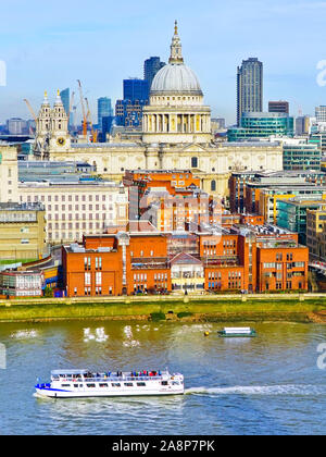 Blick auf die Skyline von London mit der Themse an einem bewölkten Tag. Stockfoto