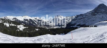 Die Wengen Skigebiet in der Schweiz mit einem Panoramablick auf die schneebedeckten Berge wie Eiger. Stockfoto