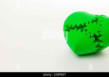 Eine grüne 3d Herzen gedruckt auf weißem Hintergrund Stockfoto