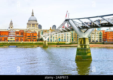 Blick auf die Skyline von London mit der Themse an einem bewölkten Tag. Stockfoto