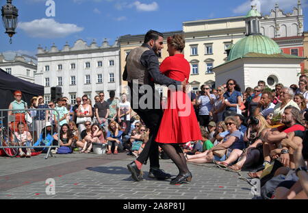 Performance mit dem Titel MANTO von Duo namens Les Malles, Straßentheater Festival Oh, was für ein Zirkus, Krakau, Polen, 4. Juli 2019 Stockfoto