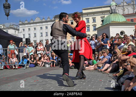 Performance mit dem Titel MANTO von Duo namens Les Malles, Straßentheater Festival Oh, was für ein Zirkus, Krakau, Polen, 4. Juli 2019 Stockfoto