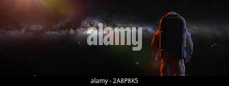 Ständigen Astronaut vor der schönen Milchstraße Stockfoto