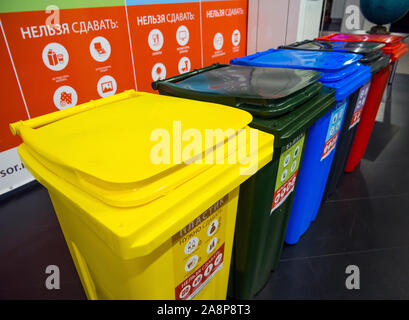 Voronezh, Russland - Juni 05, 2019: Neue Container für die getrennte Sammlung von verschiedenen Arten von Abfällen Stockfoto