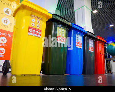 Voronezh, Russland - Juni 05, 2019: Neue Kunststoffbehälter für die getrennte Sammlung von Abfällen Stockfoto