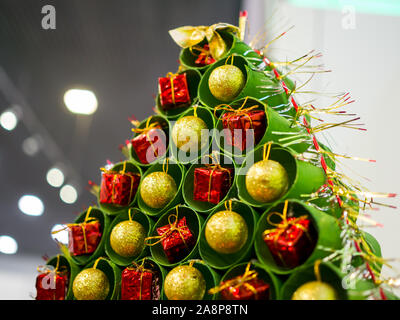 Hausgemachte Weihnachtsbaum aus Papier Rohre Stockfoto