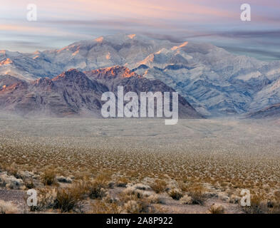 Blick auf den Sonnenuntergang über der Wüste entlang US Hwy 95. Stockfoto