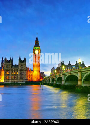 Blick auf die Parlamentsgebäude und die Westminster Bridge entlang der Themse in London bei Nacht. Stockfoto