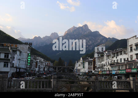 Ein chinesisches Dorf mit huangshan Mountains im Hintergrund Stockfoto