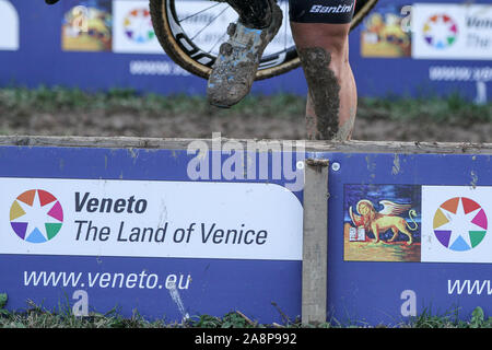 Silvelle, Italien. 10 Nov, 2019. Regione Veneto, santiniduring Europäischen Cyclocross Meisterschaft, Ciclocross in Silvelle, Italien, 10. November 2019 - LPS/Luca Tedeschi Credit: Luca Tedeschi/LPS/ZUMA Draht/Alamy leben Nachrichten Stockfoto