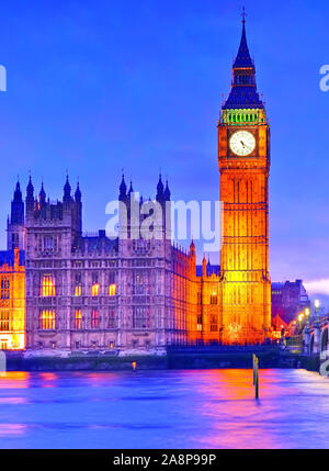 Blick auf die Parlamentsgebäude und die Westminster Bridge entlang der Themse in London bei Nacht. Stockfoto