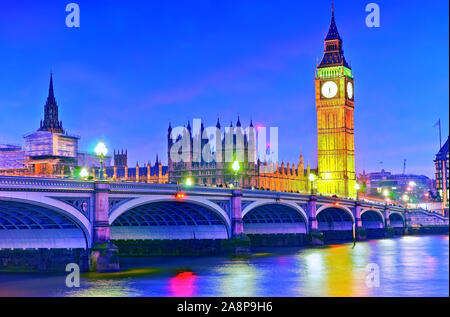 Blick auf die Parlamentsgebäude und die Westminster Bridge entlang der Themse in London bei Nacht. Stockfoto